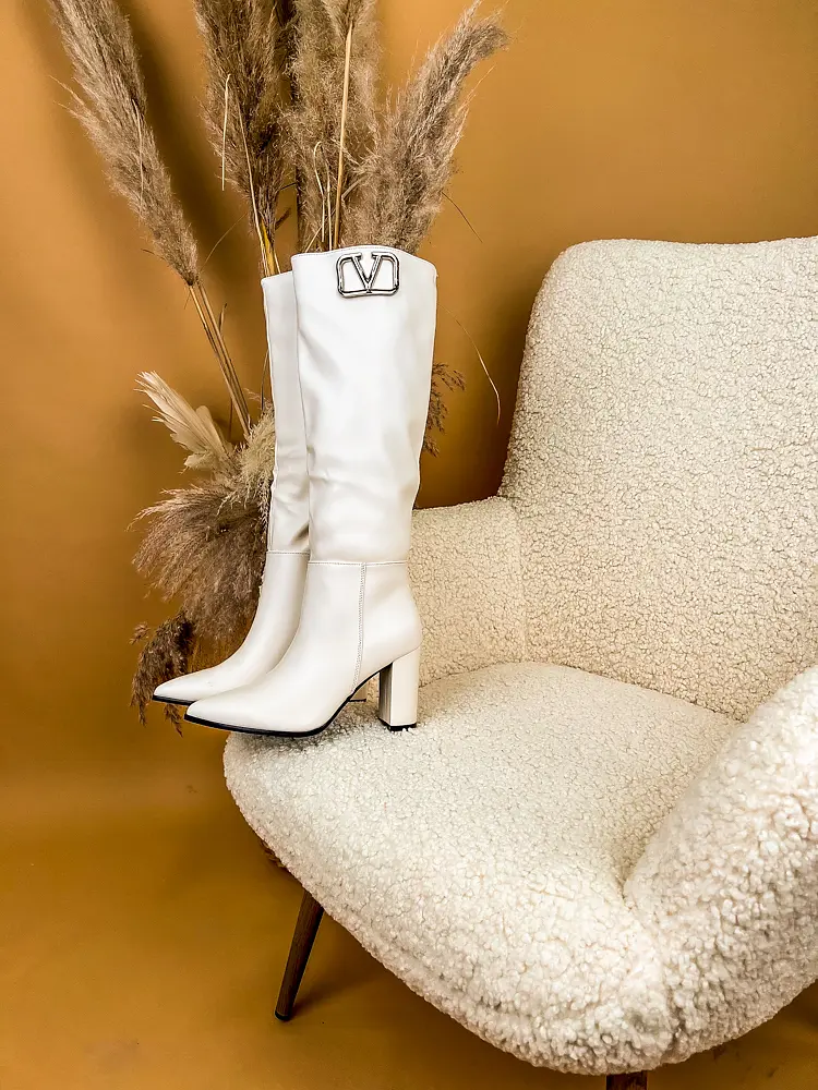 Elegáns bézs színű magasszárú csizma NENA - next