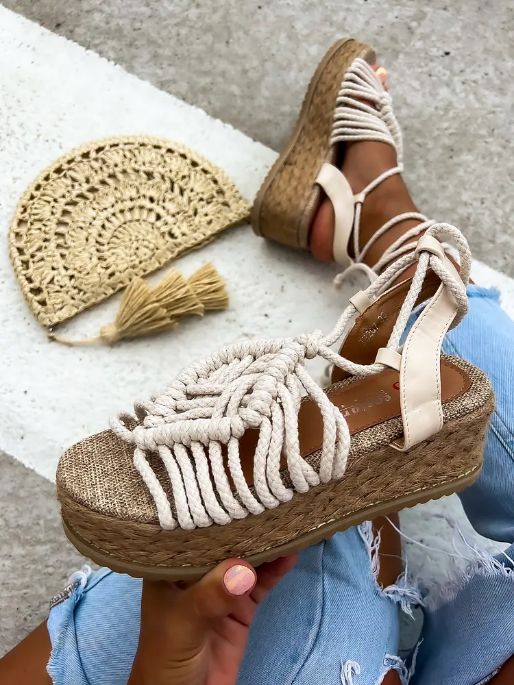 Pillekönnyű platformos szandál MARGO