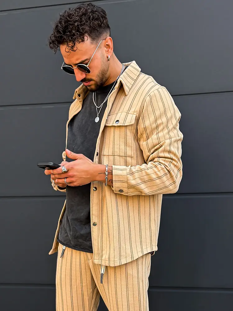 Sportosan elegáns csíkos férfi szabadidő együttes - next