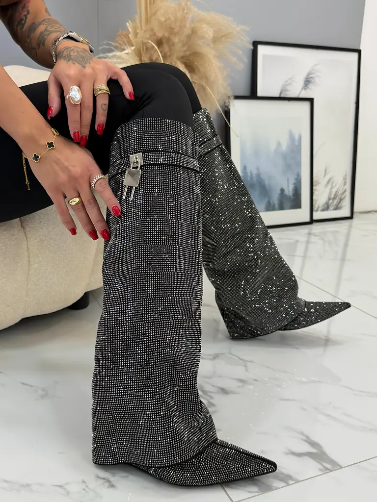 Kövecskékkel díszített magasszárú csizma ZOFIA - next