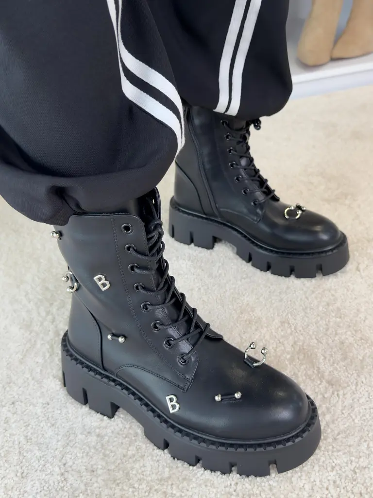 Füzős bokacsizma ezüst színű díszekkel AYAH - next