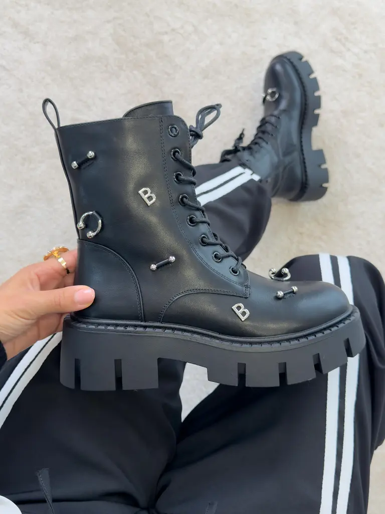 Füzős bokacsizma ezüst színű díszekkel AYAH