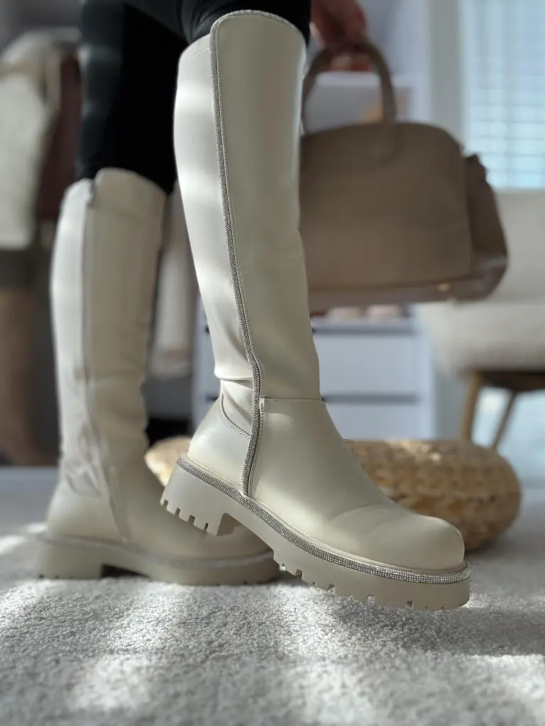 Magasszárú csizma ezüst színű disszel ROYA - next