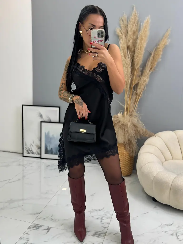 Szatén pántos ruha csipkével LAYLAH 