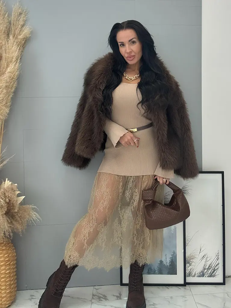 Bordázott anyagú kötött hosszú ruha csipkével DAYLIN - next