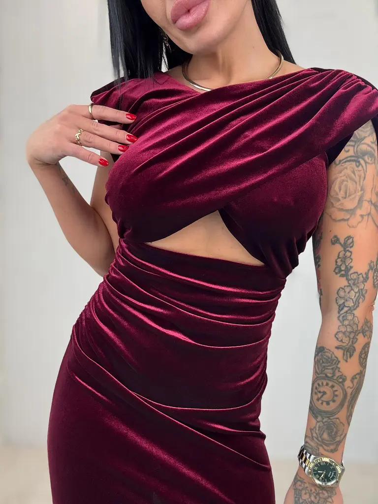 Hosszú bársony ruha válltöméssel NADINE - next