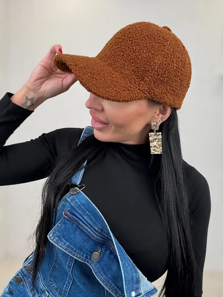 Barna csomózott siltes sapka  - next