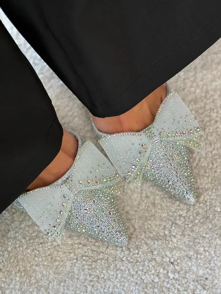 Kövecskékkel díszített masnis magassarkú LIBERTY