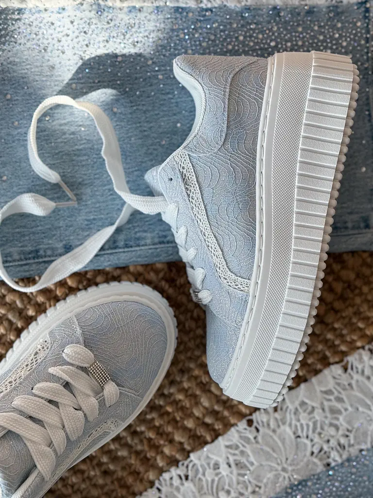 Csipkével díszített csillogós sportcipő ANIRMA