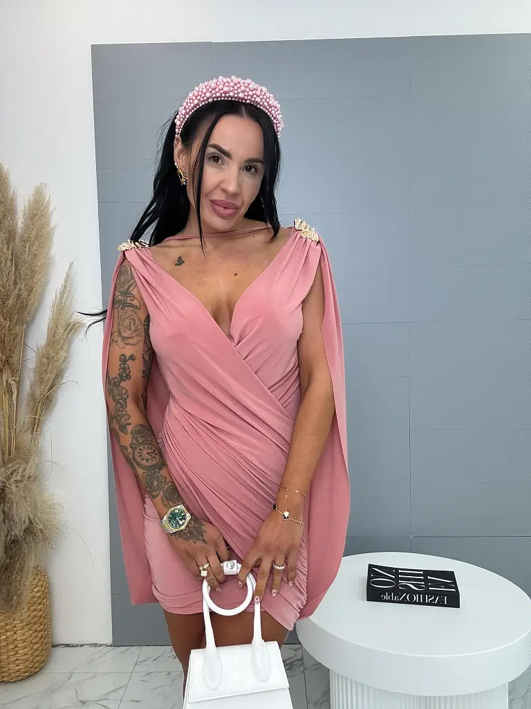 Görög stílusú ruha aranyozott brossal ANELIA