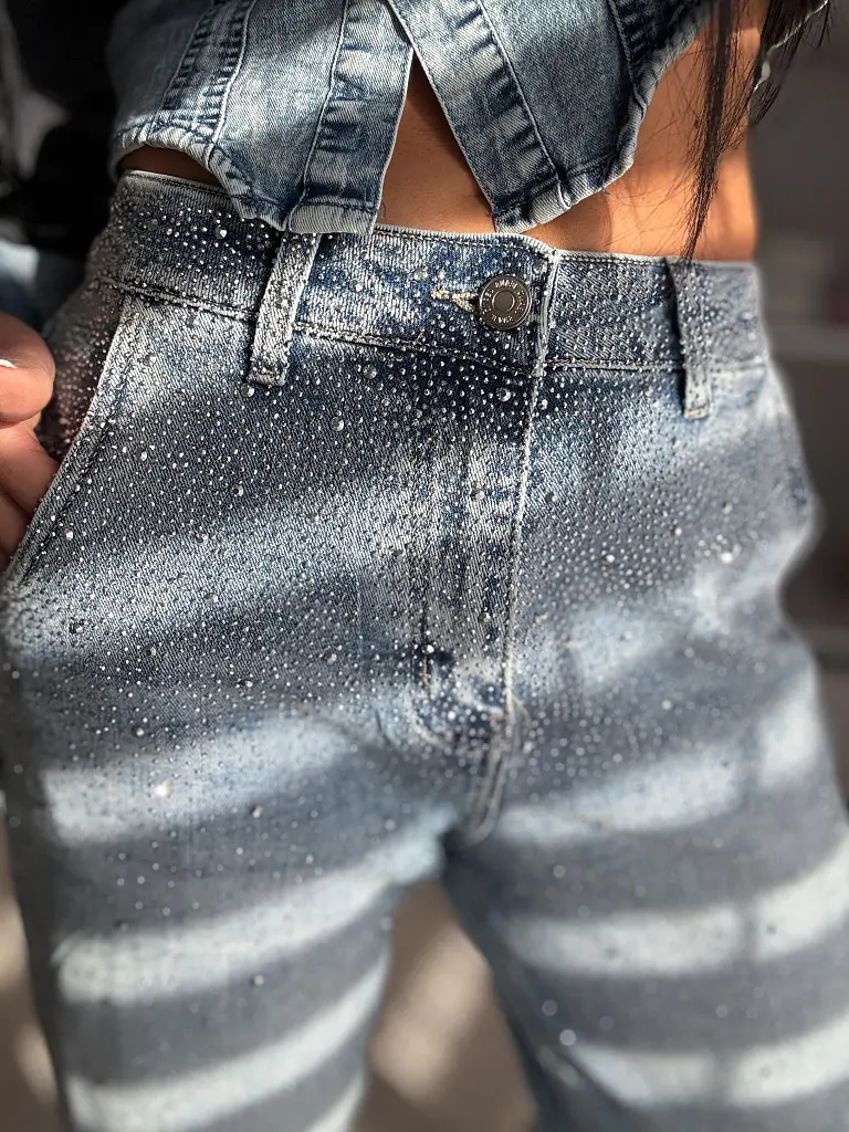 Kövekkel díszített ballon fazonú farmer 