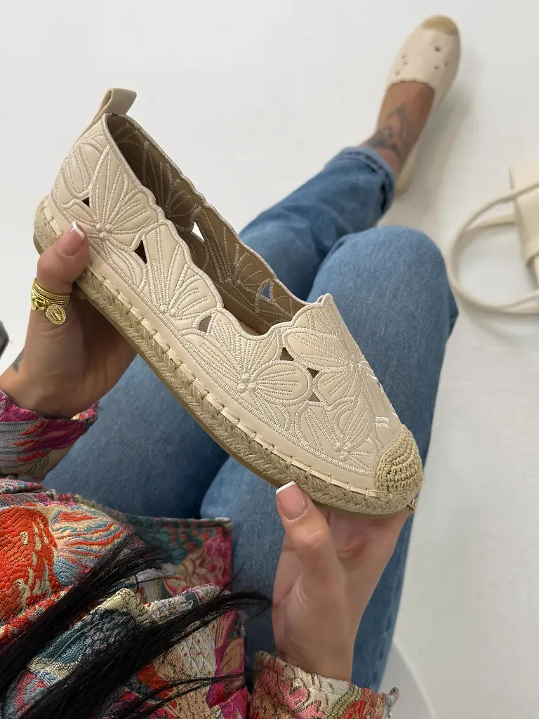 Hímzett női mokaszín FLORA