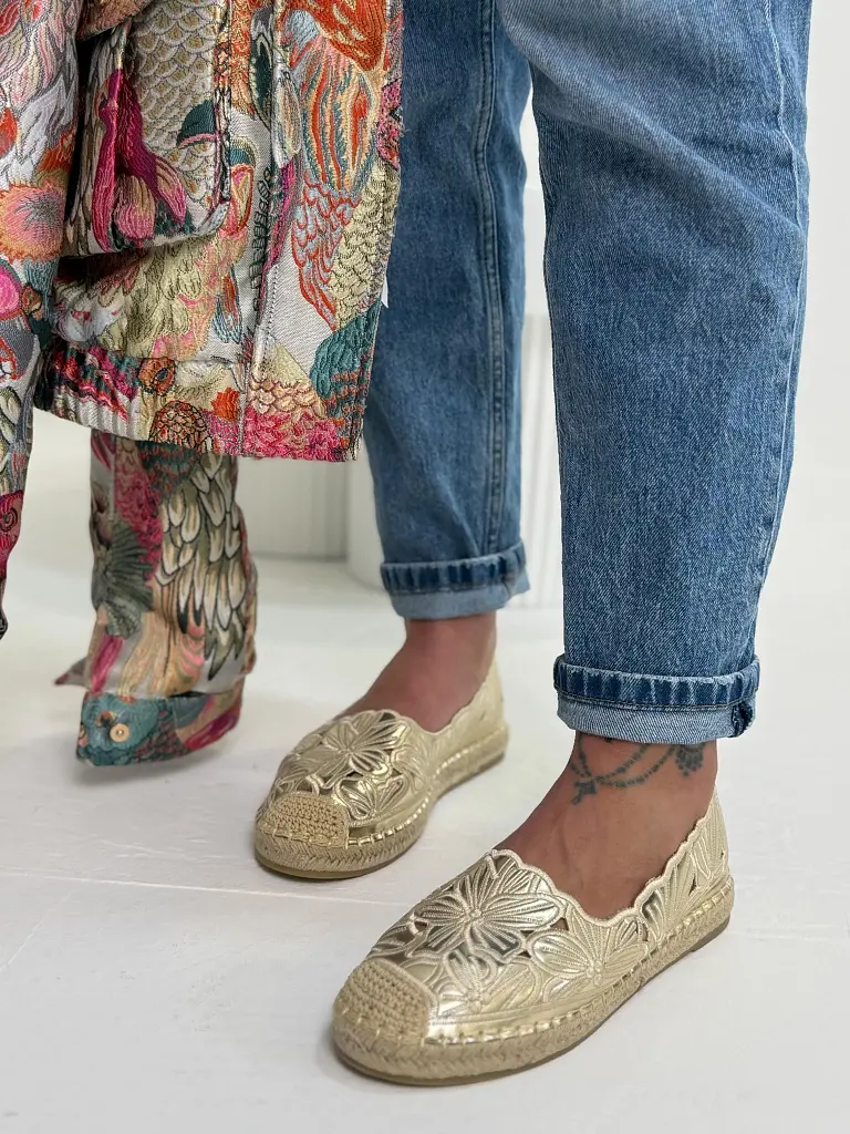 Hímzett női mokaszín FLORA - next