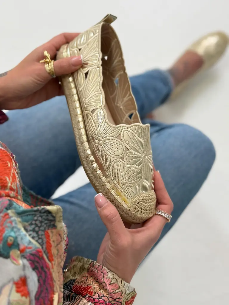 Hímzett női mokaszín FLORA