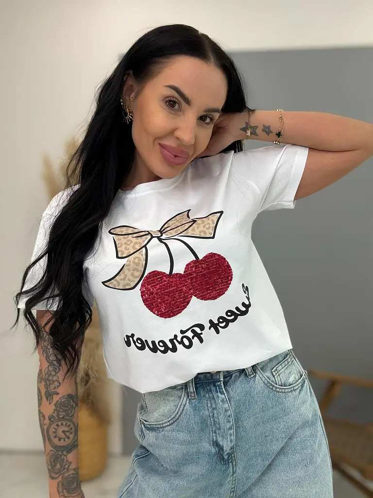 Fehér trikó flitteres díszítéssel és lenyomattal CHERRY