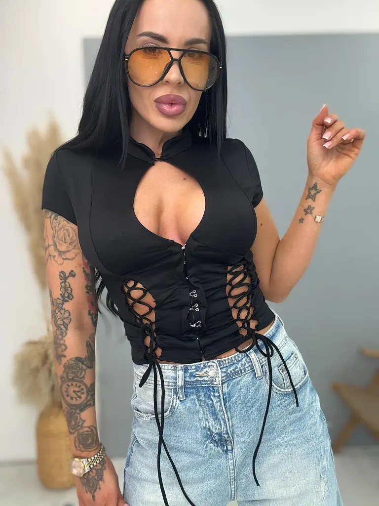 Felső fűzővel az elején AMANA