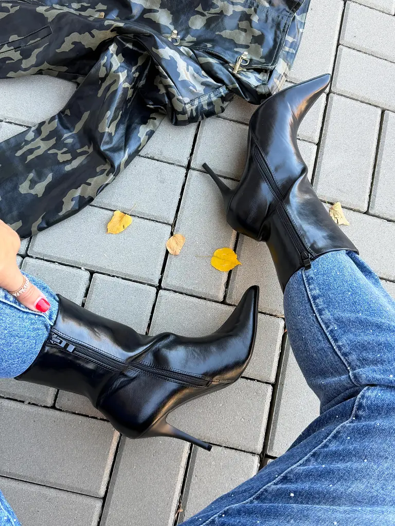 Női csizma cipzárral ELARA
